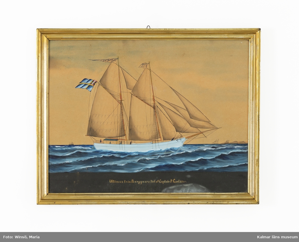 Motivet föreställer ett fartyg till havs i övervägande blå nyanser. Nedtill en svart bård med målad text i guld: Ultimus från Bergqvara fört av Captain P. Carlsson.