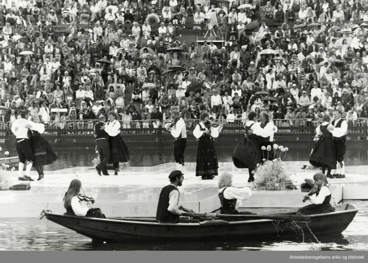 Holmenkollen. Sommerkollen. Folkedans og felespill fra flytebrygge og båter i Besserudtjernet slo godt an hos publikum. 16. juni 1991.