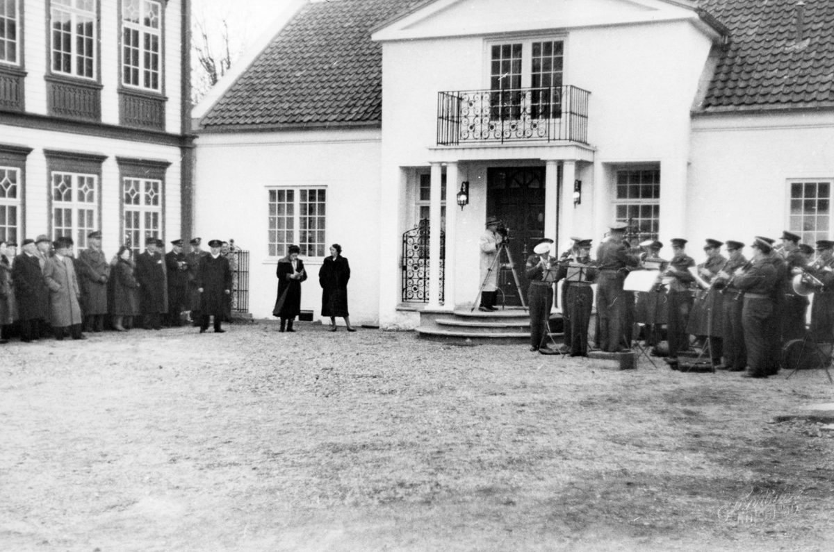 Bilde fra den ofisielle åpningen av Tordenskioldmuseet. Victoria Bachke står til venstre foran direktørboligen.