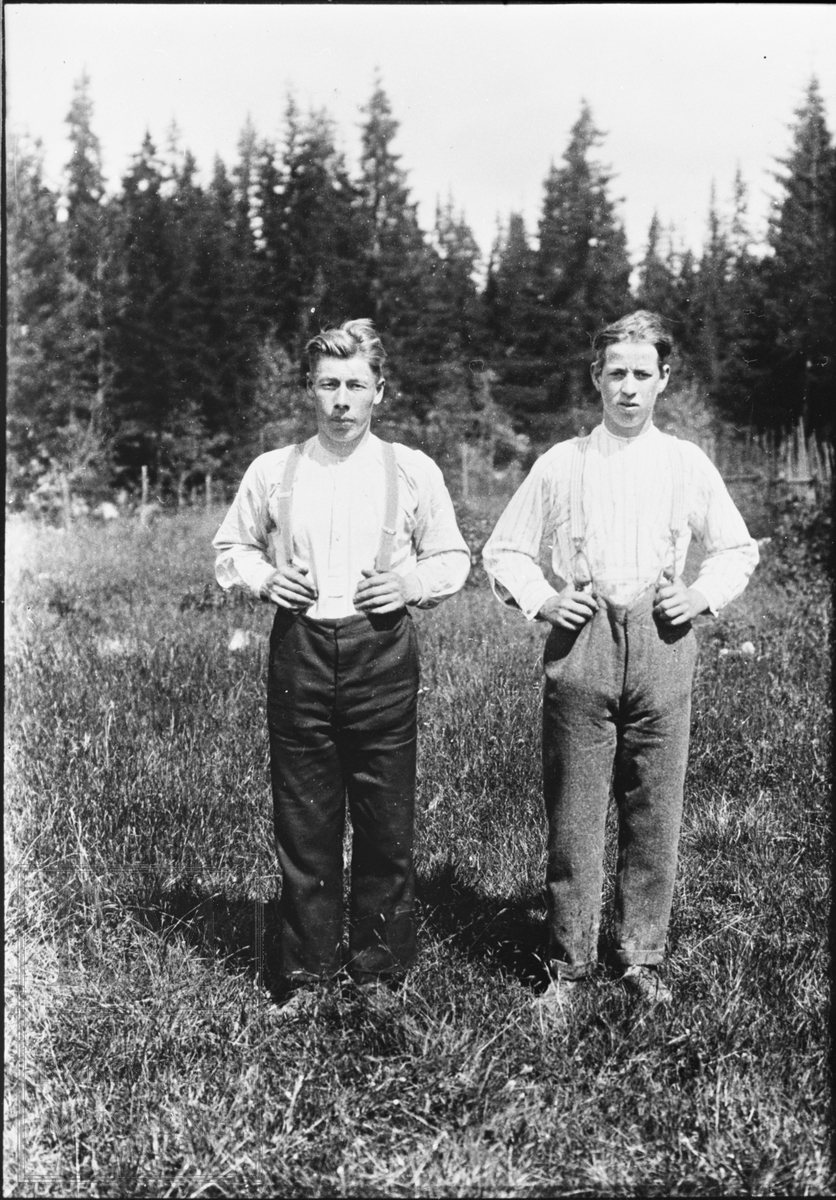 Fra venstre: Jens Roa, Olaf Løvlibråten. De står ute i ei eng.