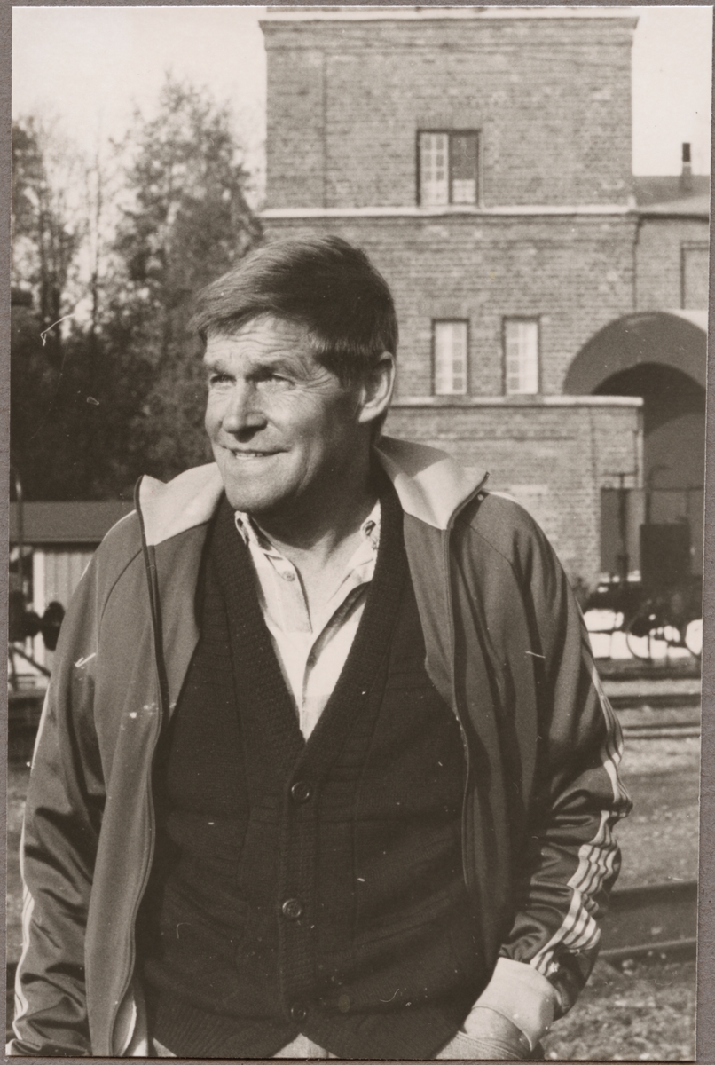 Henry Axelsson pensionerad från Trafikaktiebolaget Grängesberg - Oxelösunds Järnvägar, TGOJ i november 1989.