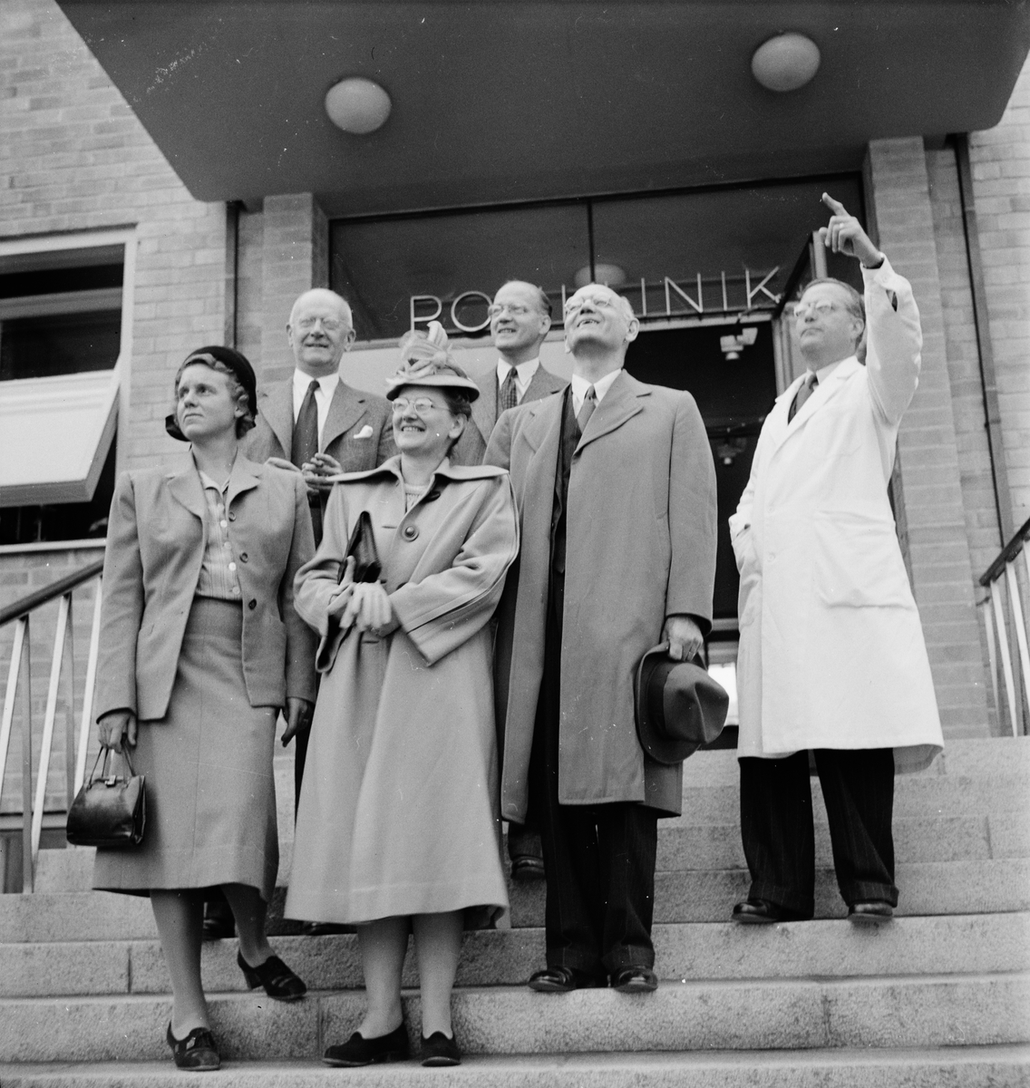 Professor Whitehorn med sällskap utanför Polikliniken, Akademiska sjukhuset, Uppsala 1947