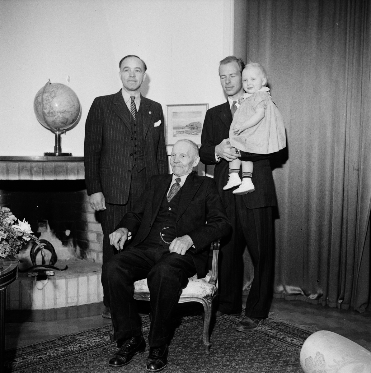 Möbelfabrikör Ture Waldén med familjen, fyra generationer, Uppsala 1947