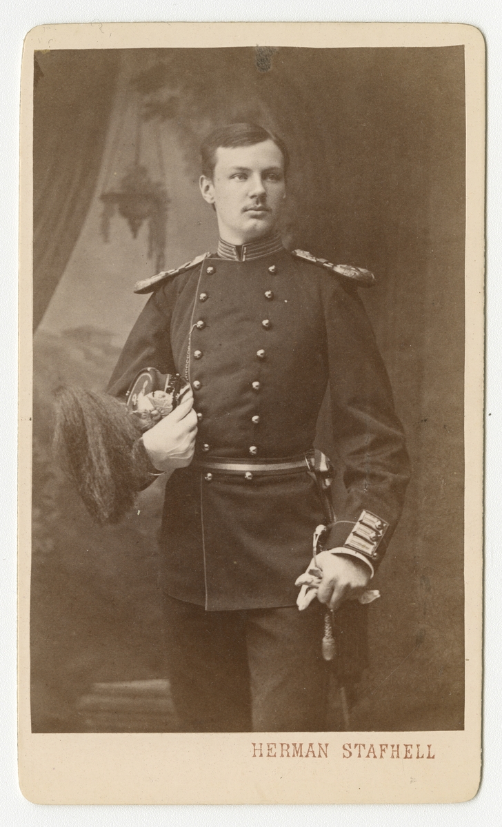 Porträtt av Bo Ribbing, underlöjtnant vid Smålands grenadjärbataljon.

Se även bild AMA.0008374.