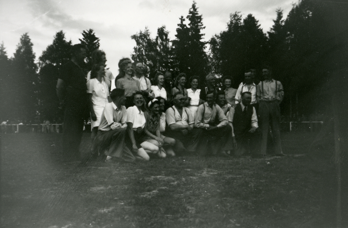 En grupp människor poserar för en bild i Alfta, 1947.