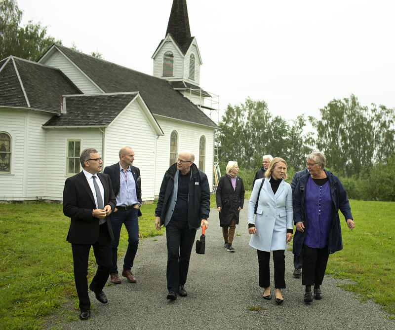 Norsk utvandrermuseum fikk besøk av representanter av Stortingets utenriks- og forsvarskomitè 13. juni 2022. Bildet er tatt utenfor kirken på friluftsområdet på Norsk utvandrermuseum
