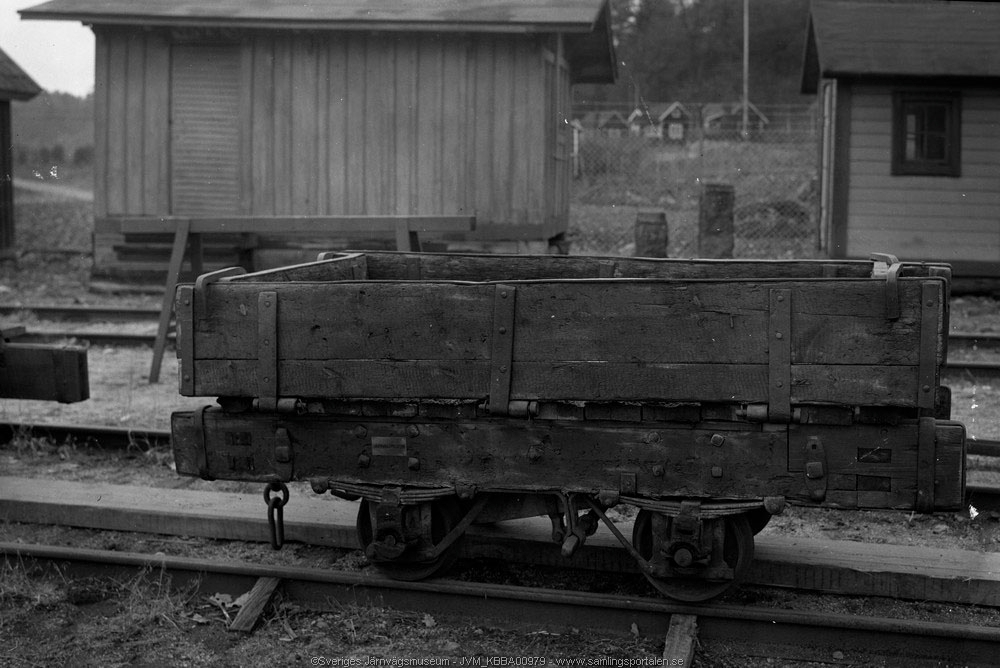 Hästdragen vagn från Kroppa Järnväg, med spårvidd 693 mm. Handbroms som använts när lutningen utför blev för stor.

Jvm00033-1 vagn.
Jvm00033-2 skänklar.