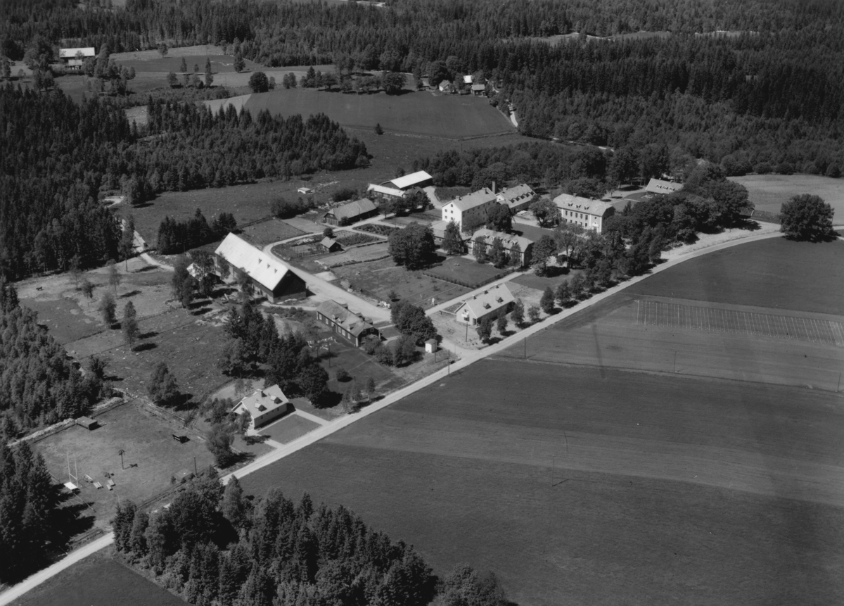 Flygfoto över Segerstads lanthushållsskola i Gislaveds kommun, Jönköpings län. Nr: 296/1957