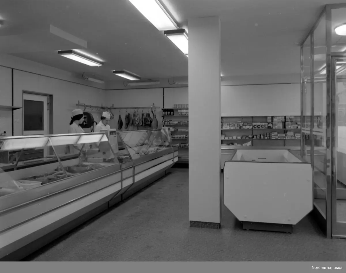 Interiørfoto fra en forretning i Kristiansund. Datering er trolig omkring 1960. Fotograf er Nils Williams. Fra Nordmøre museums fotosamlinger.