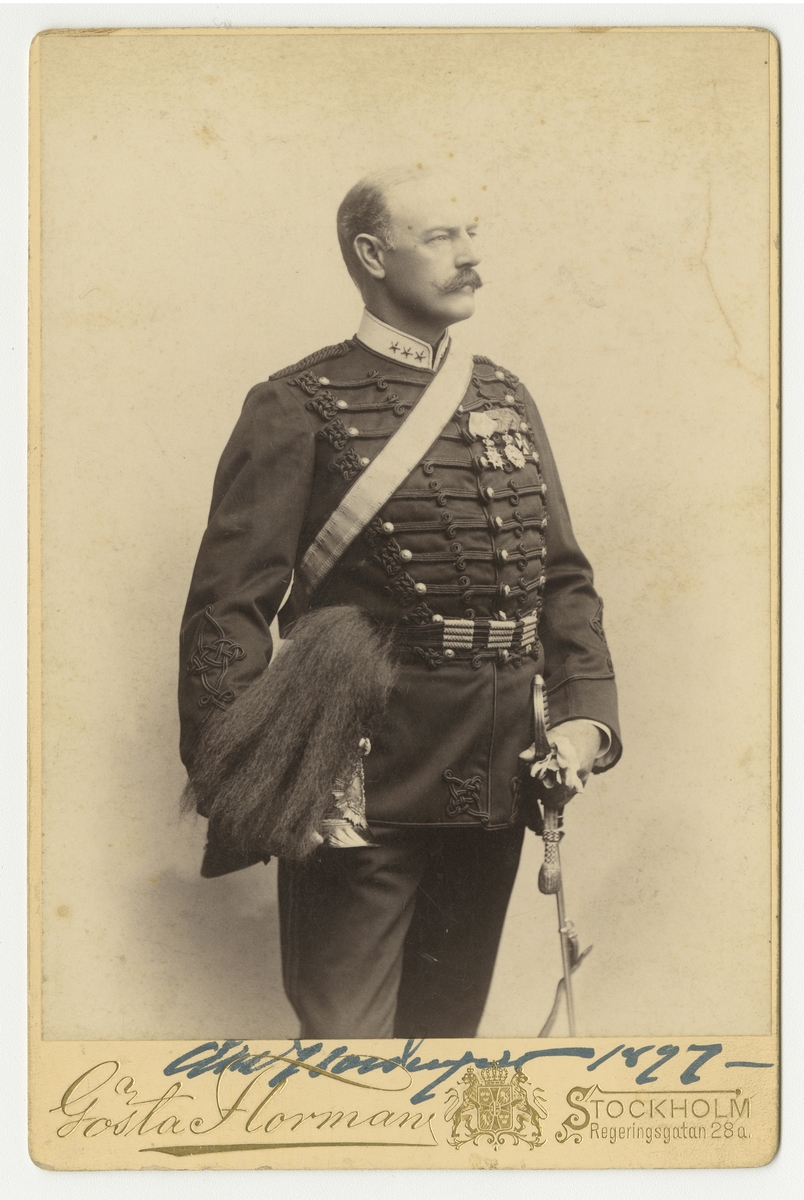Porträtt av Åke Hjalmar Nordenfelt, kapten vid Wendes artilleriregemente A 3.

Se även bild AMA.0021875.