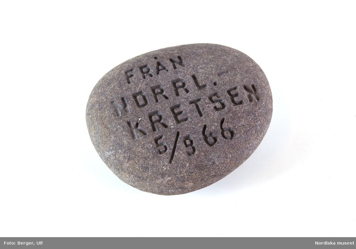 Oval slät sten, med inskription "FRÅN NORRL. KRETSEN 5/9 66"
/Leif Wallin 2015-02-26