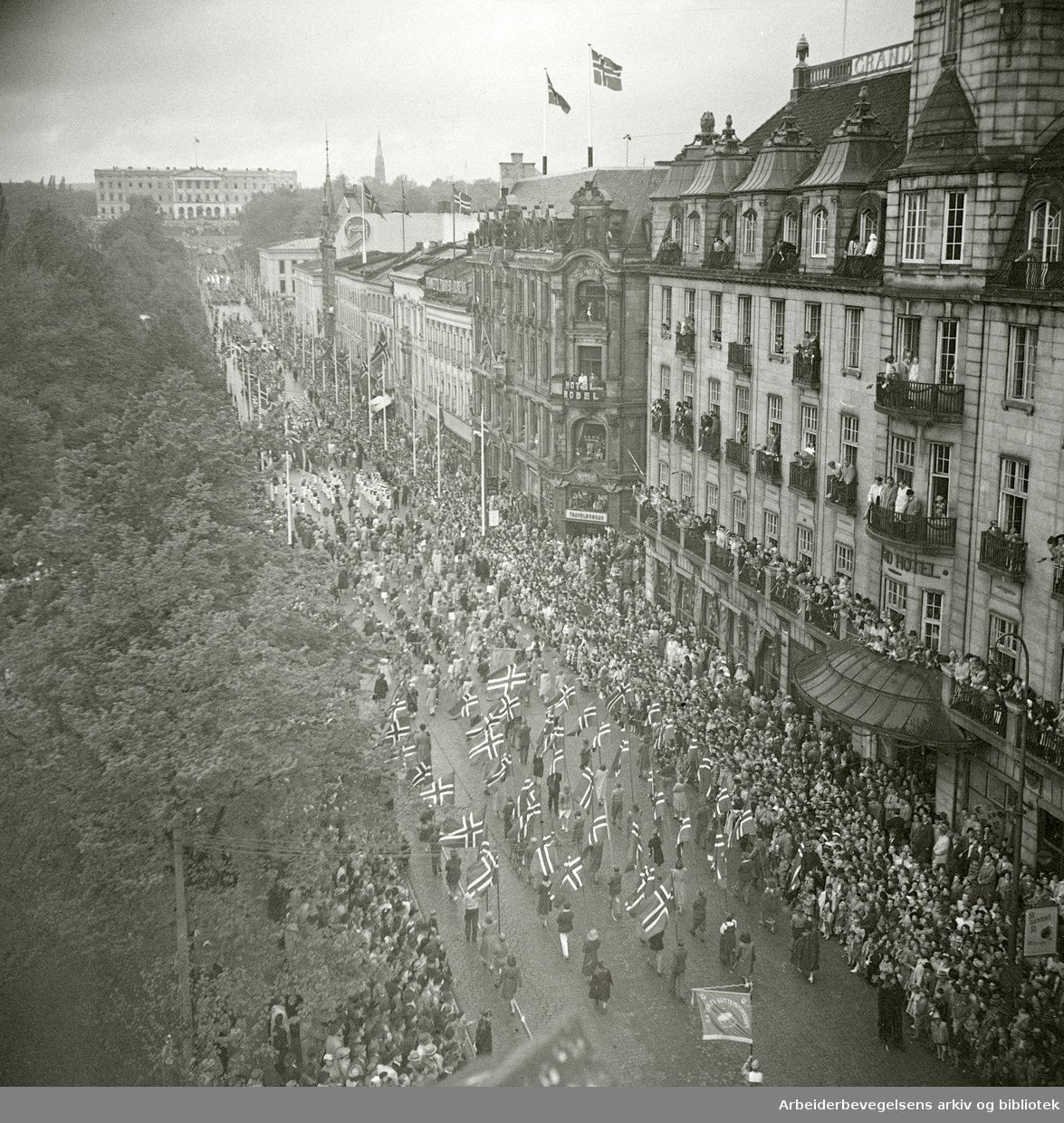 17. mai 1949. Karl Johans gate. Grand Hotel.