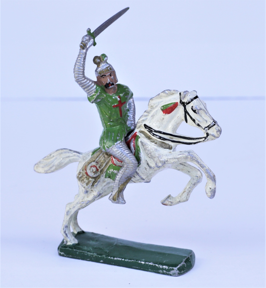 Modell av ridder til hest med sverd og rustning.
