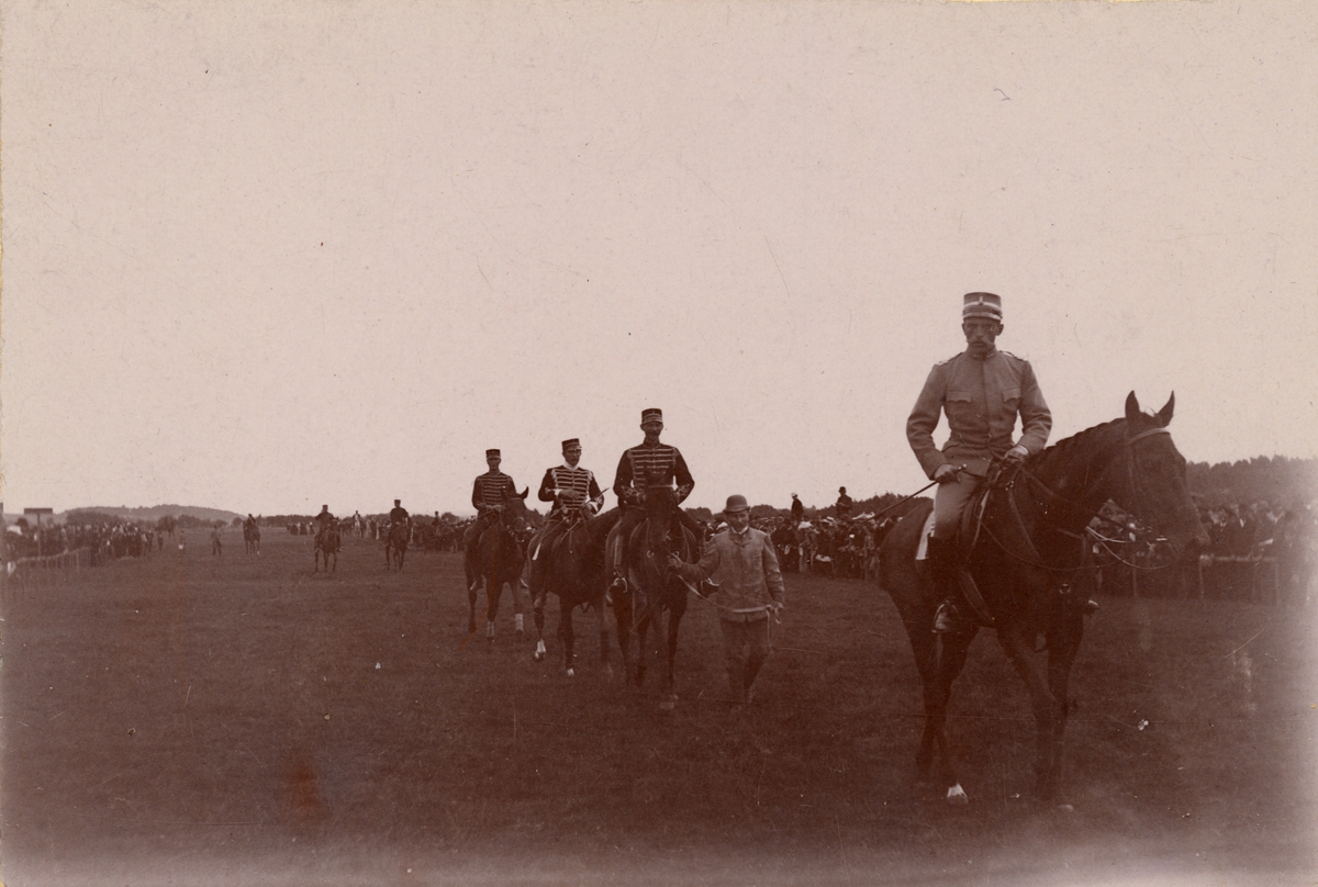Soldater till häst från Livregementets husarkår.