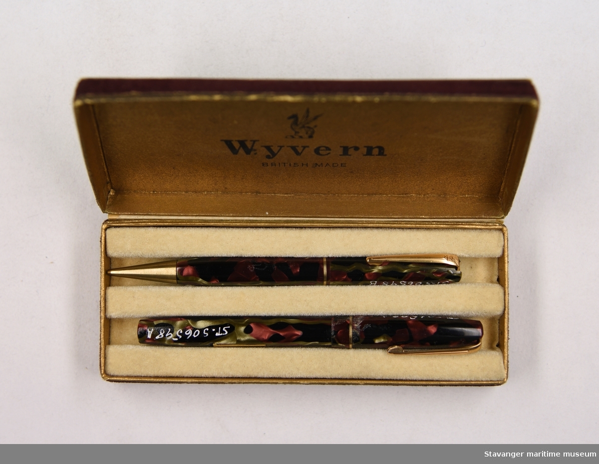 To penner i rødt, svart, grønt og messing. De ligger i en rød og gull eske, med en dragelogo og påskriften: Wyvern, made in England.