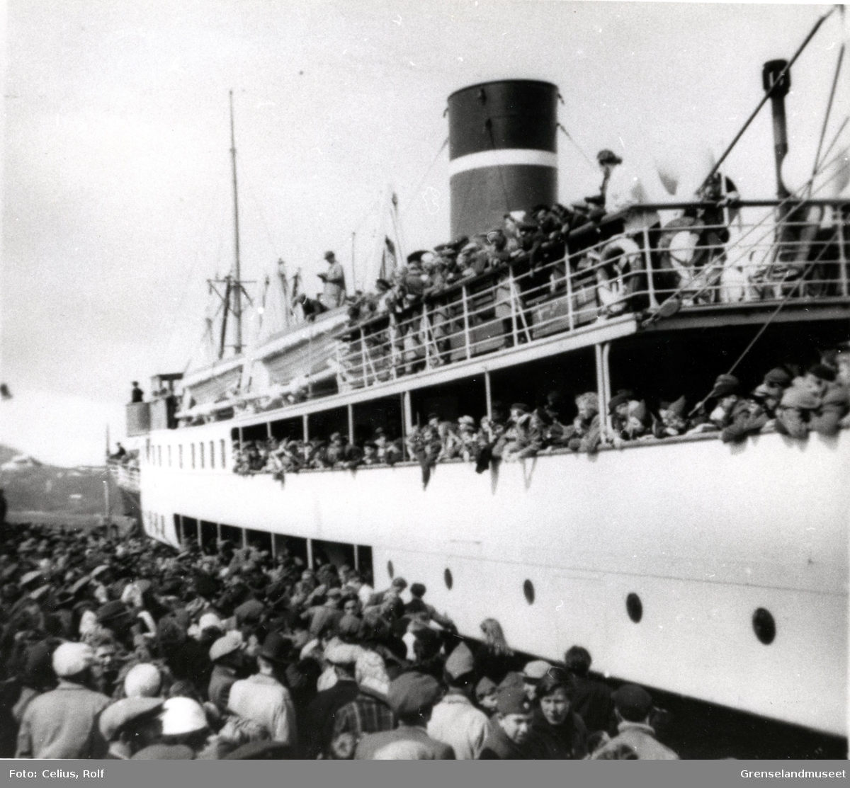 Hurtigruteskipet "Nordstjernen" ankommer Kirkenes med barn som har vært i Sverige, 17. mai 1946. 
