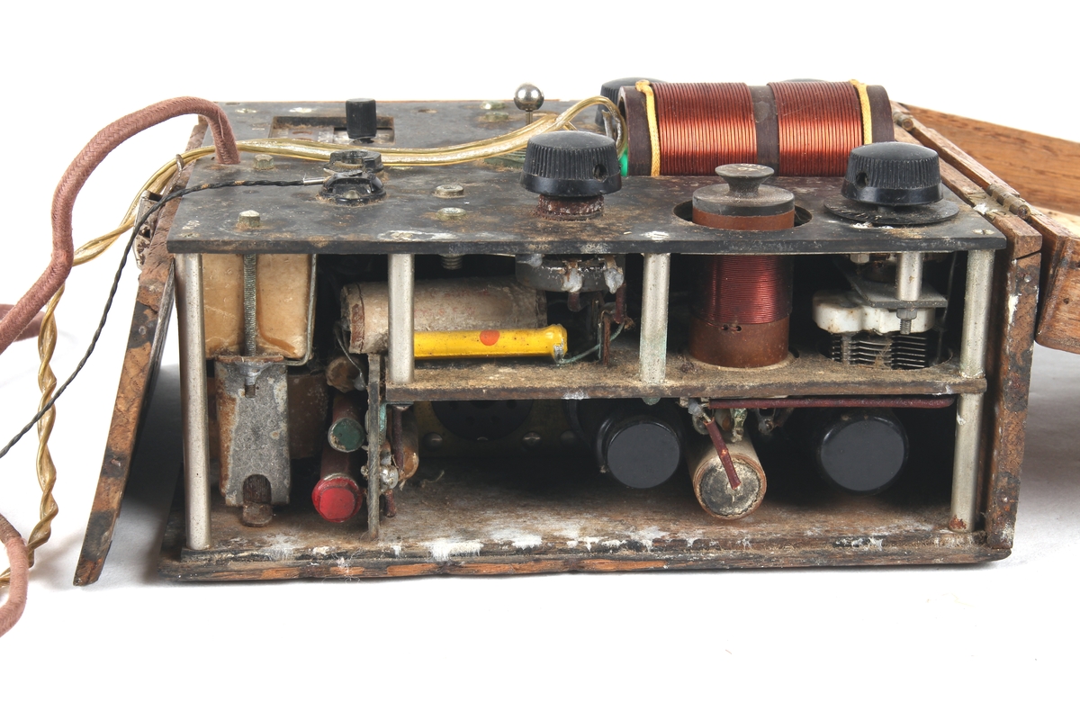 Mk VI , versjon 3: Radiosender og mottaker med hodetelefoner. Bygget inn i en treboks med hengslet lokk. Det ble brukt "coils" med 40M og 80M