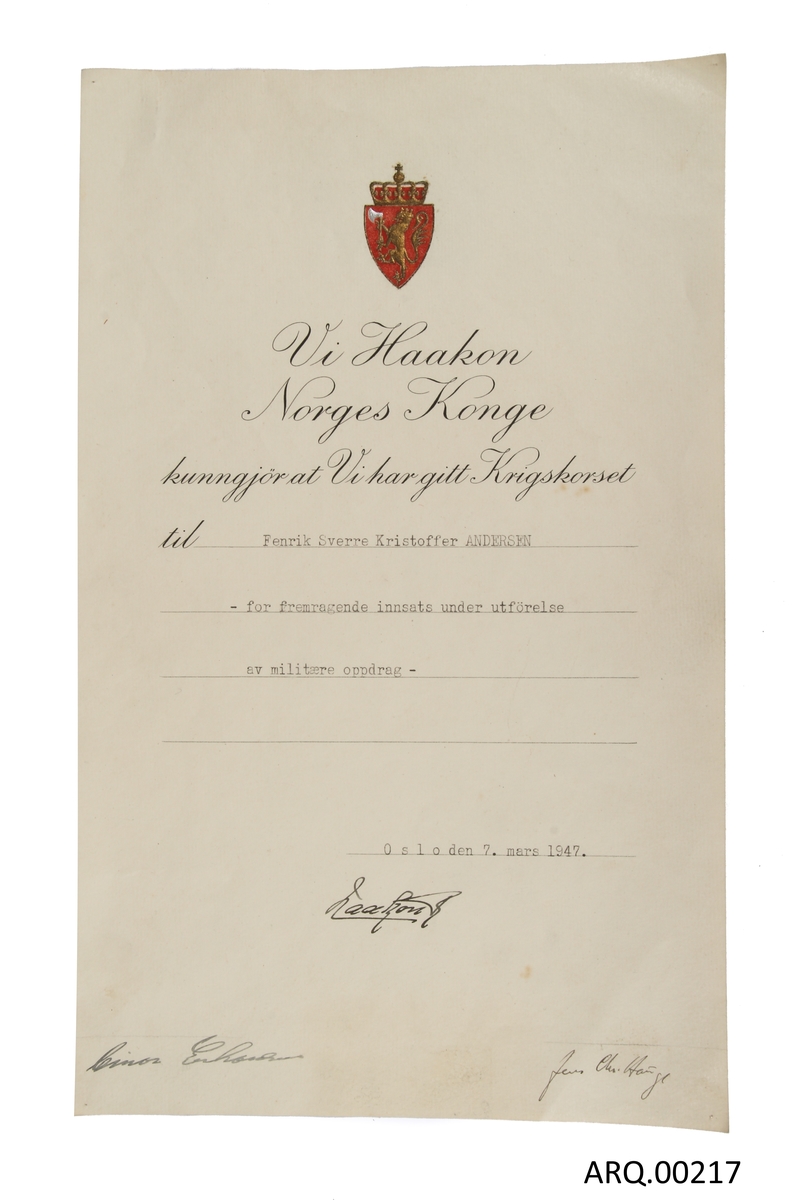Diplom for utmerkelsen krigskorset med sverd tildelt Sverre K. Andersen 7. Mars 1947, for fremragende innsats for Norge under andre verdenskrig.