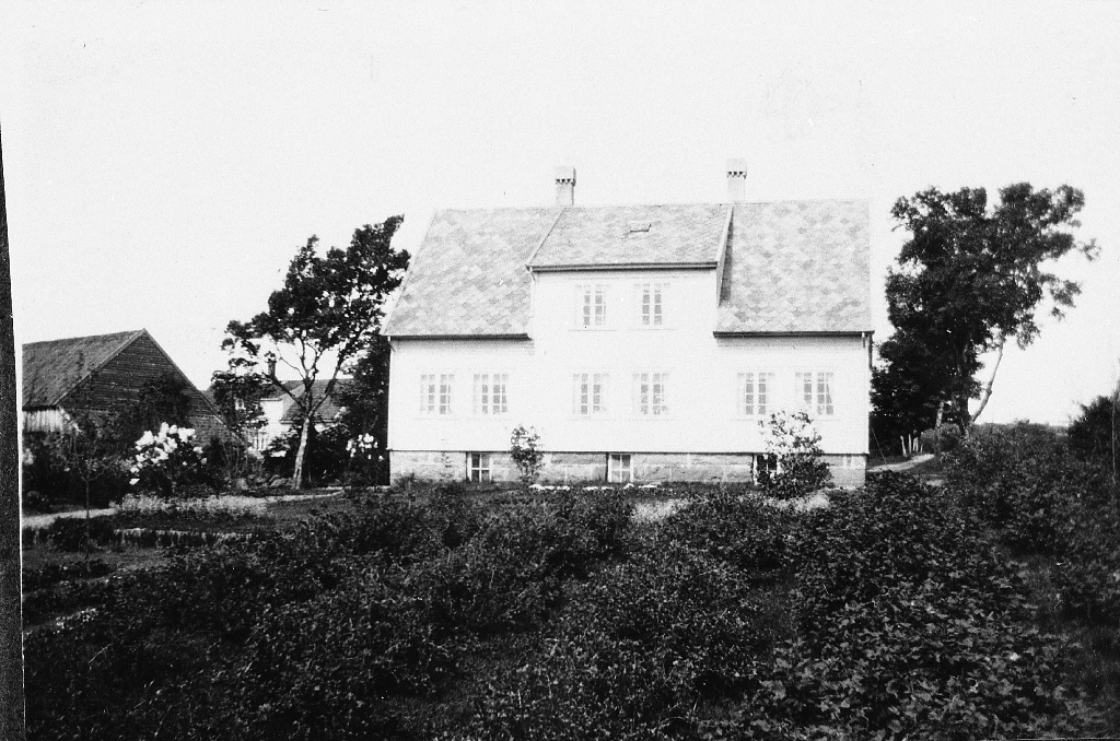 Våningshuset på Tjensvoll sett frå vest, bygd 1900.