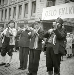 17. mai 1949. Folkemusikere i Ungdomstoget. Spelemenn. Fioli