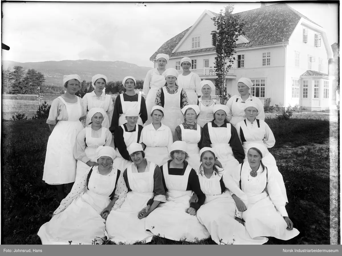 Sagavoll Ungdomskole - 1922 
Husmorsklasse samlet utenfor skolebyggingen