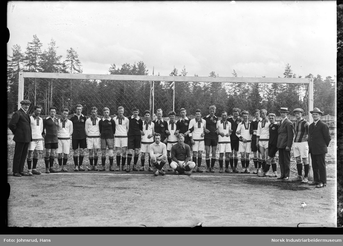 Lagbilde av Snøgg Fotballag foran fotballmål