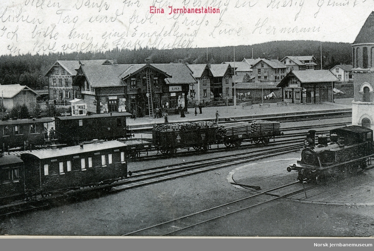 Eina stasjon på Gjøvikbanen. Til høyre på svingskiven et av Valdresbanens damplokomotiver nr. 1-4, senere NSB type 50a. I mindten lastede godsvogner, bl.a. en L-vogn fra Norsk Hovedjernbane. Til venstre diverse toakslede personvogner.