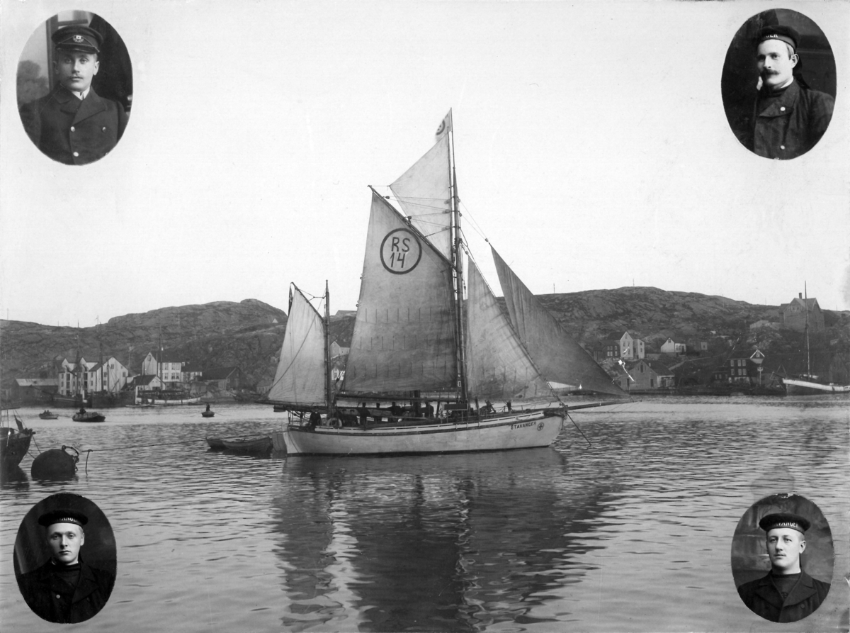 Redningsselskapets seilbåt R/S 14 "Stavanger" ligger i Vågen i Kristiansund. I hvert av fotografiets hjørner er det et lite ovalt portrett av tilsammen fire menn. Antagelig besetningen på båten.