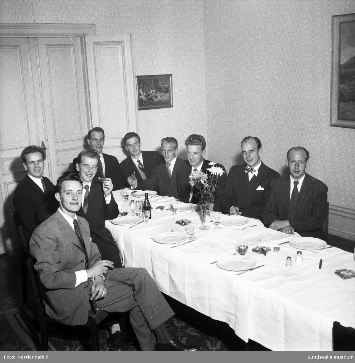 En grupp män vid ett festdukat bord på Centralhotellet.