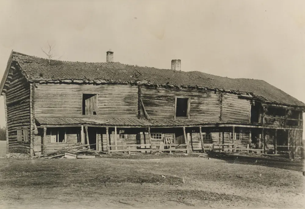 Bildet viser Svalgangsbygningen som forfalt i 1909.