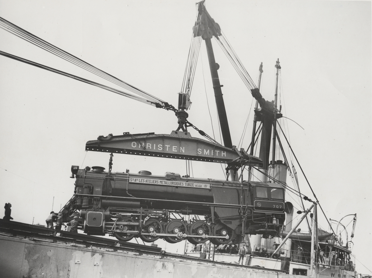 M/S 'Belray' (b.1926)(Sir W.G. Armstrong, Whitworth & Co. Ltd., Newcastle), - laster lokomotiver i Antwerpen på vei til Kina.