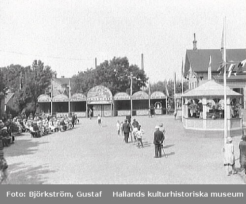 Utställning. Hantverks- och industrimässa på Gamlebyskolans gård i Varberg. Marknadsstånd och besökare.