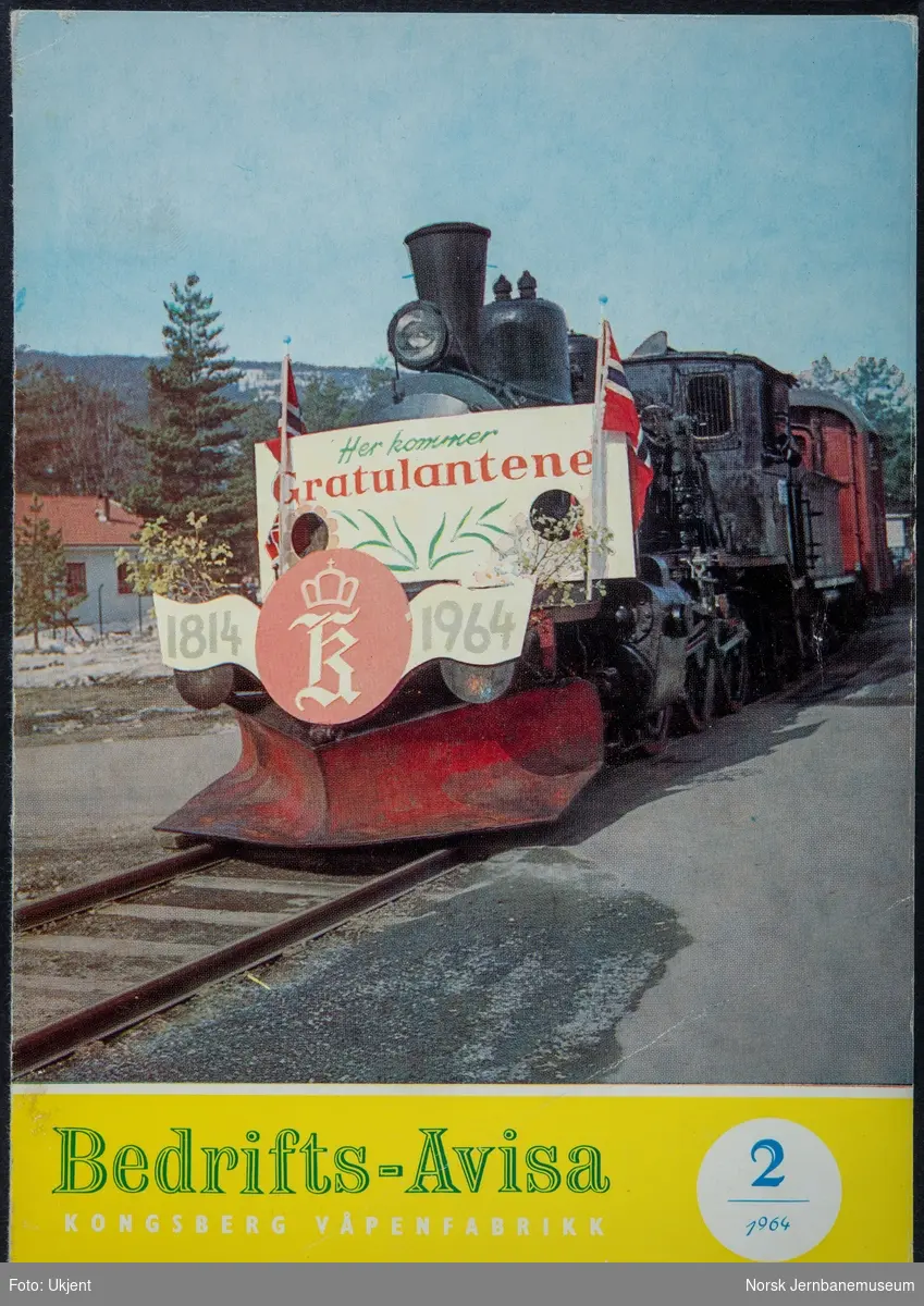 Damplokomotiv type 21b nr. 225 foran jubileumstog i anledning Kongsberg Våpenfabrikks 150 års jubileum. Forsiden på Bedrifts-Avisa nr. 2/1964 til Kongsberg Våpenfabrikk.