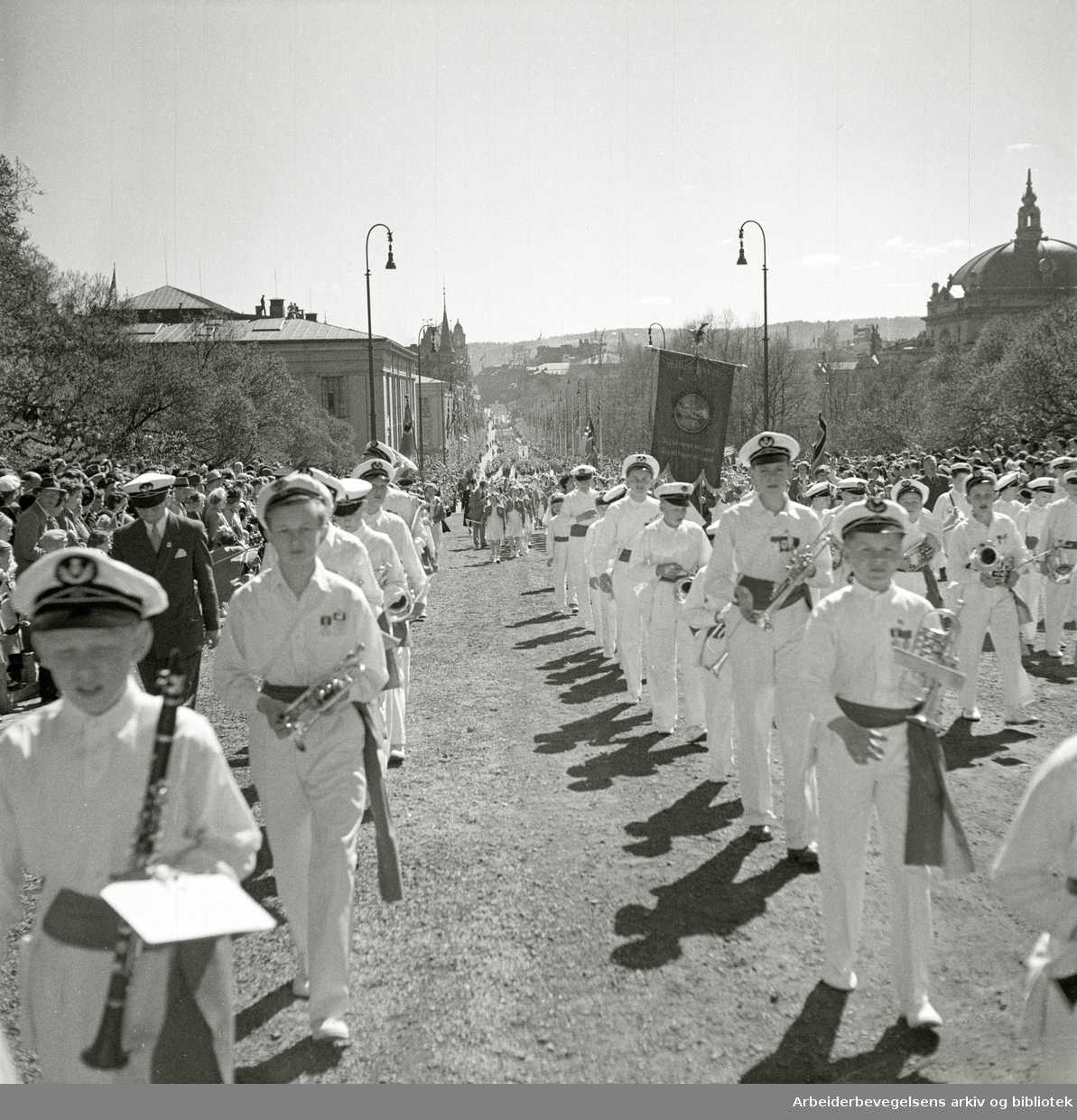 Barnetoget. Guttemusikk. Fanen til Møllergata Skole i bakgrunnen. 17. mai 1951