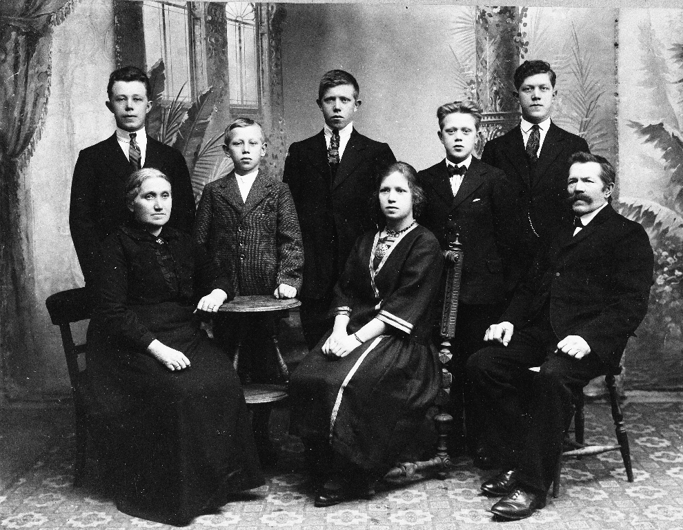 Familiebilete frå ca 1920.
Framme f. v. Anna Tunheim (1869 - 1955), Ingebjørg Tollaksdtr. Garpestad (1908 - ), Tollak Tunheim (1853 - 1942).
Bak f. v. Trygve Tunheim (1903 - 1972), Olav Tunheim (1912 - 1966), Toralf Tunheim (1906 - 1985), Arne Tunheim (1910 - ), reiste til Amerika, Alfred Tunheim (1904 - 1982)