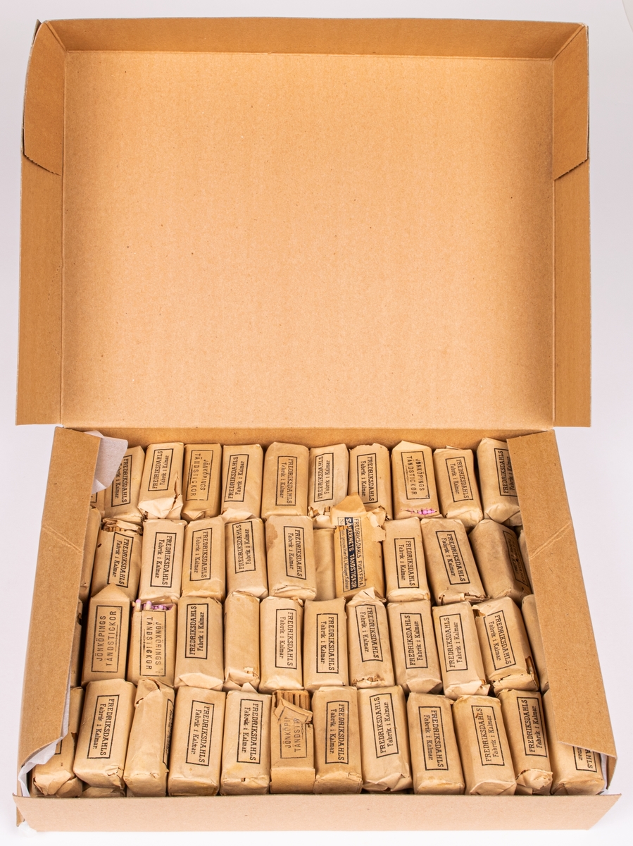 Tändstickspaket.
Längd 13cm, bredd 11cm. Innehållande småförpackningar med svavelstickor från "Fredriksdahls Tändsticksfabrik, säljas genom O.L. Kreüger, Kalmar".