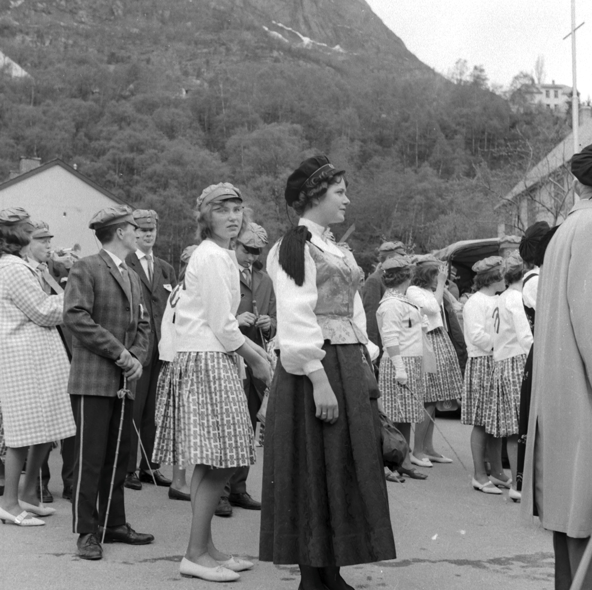 Grønnrussen 1962 på den røde plass ved Odda sjukehus.