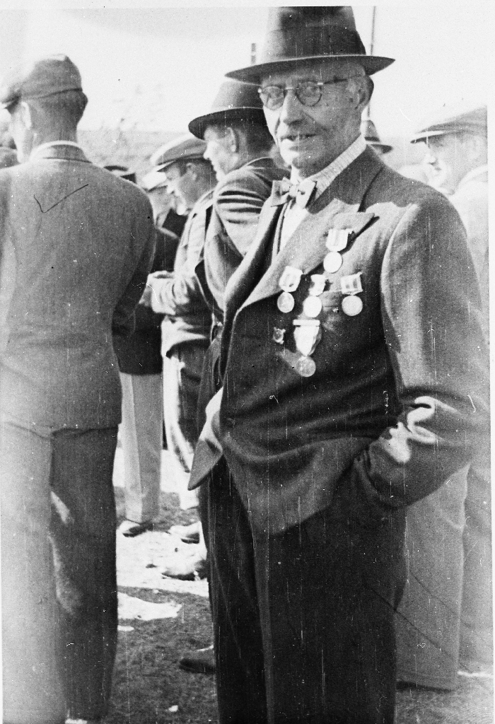 Nils Årrestad, Undheim med skyttermedaljer på brystet fotografert 17. mai 1947. Nils er fødd 20.4.1877.