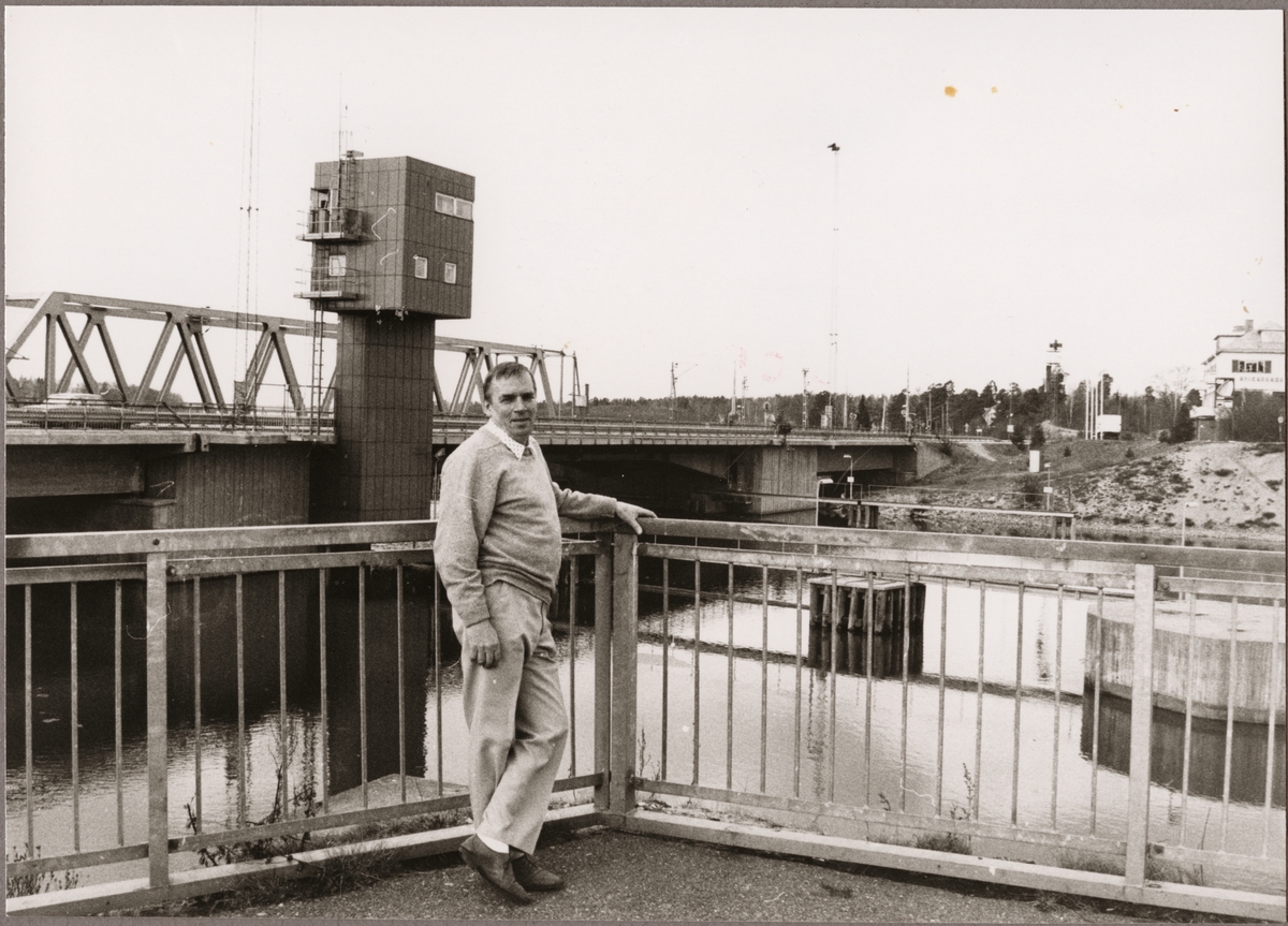 Kvicksunds parallella klaffbroar vid Hjälmare kanal. I framkant av bilden Tore Ahlbiin brovakt vid bron.