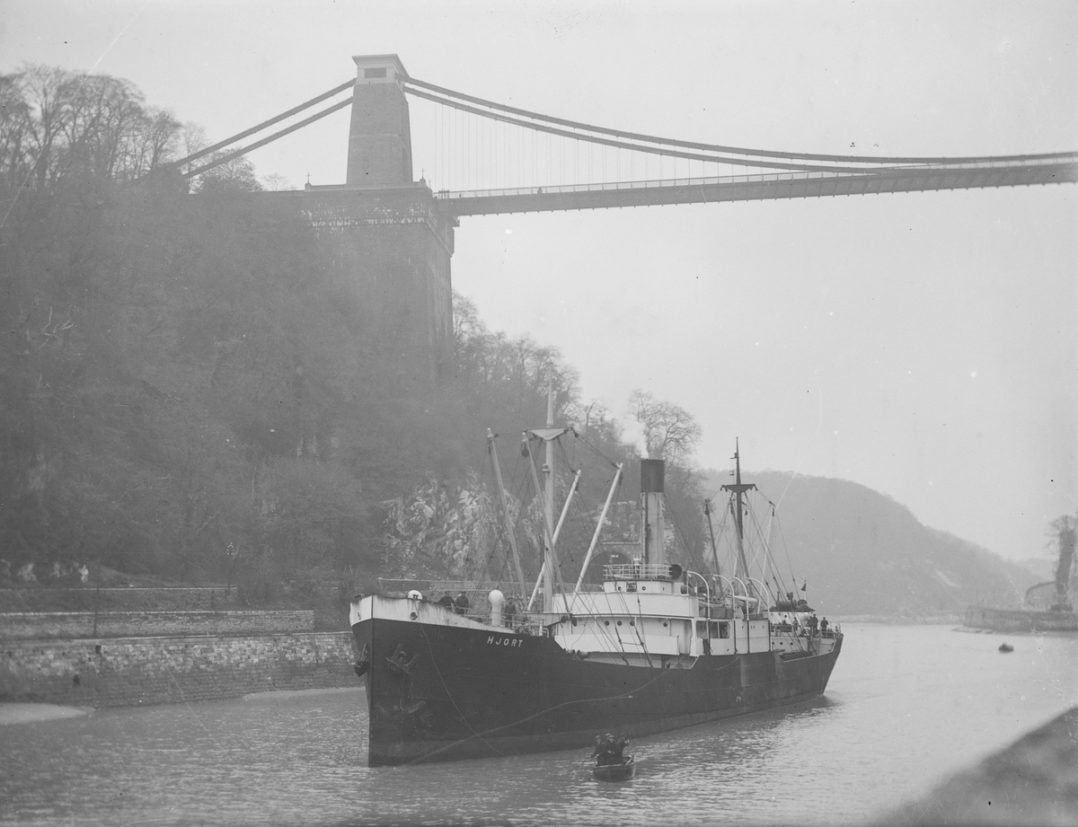 S/S 'Hjort' (b. 1926) ved Clifton suspension bridge.