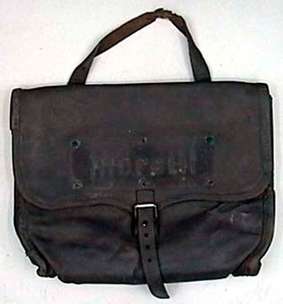 Postväska av mörkbrunt läder med lock och handtag.
På locket finns avtryck efter en namnskylt med texten Mörsill.
