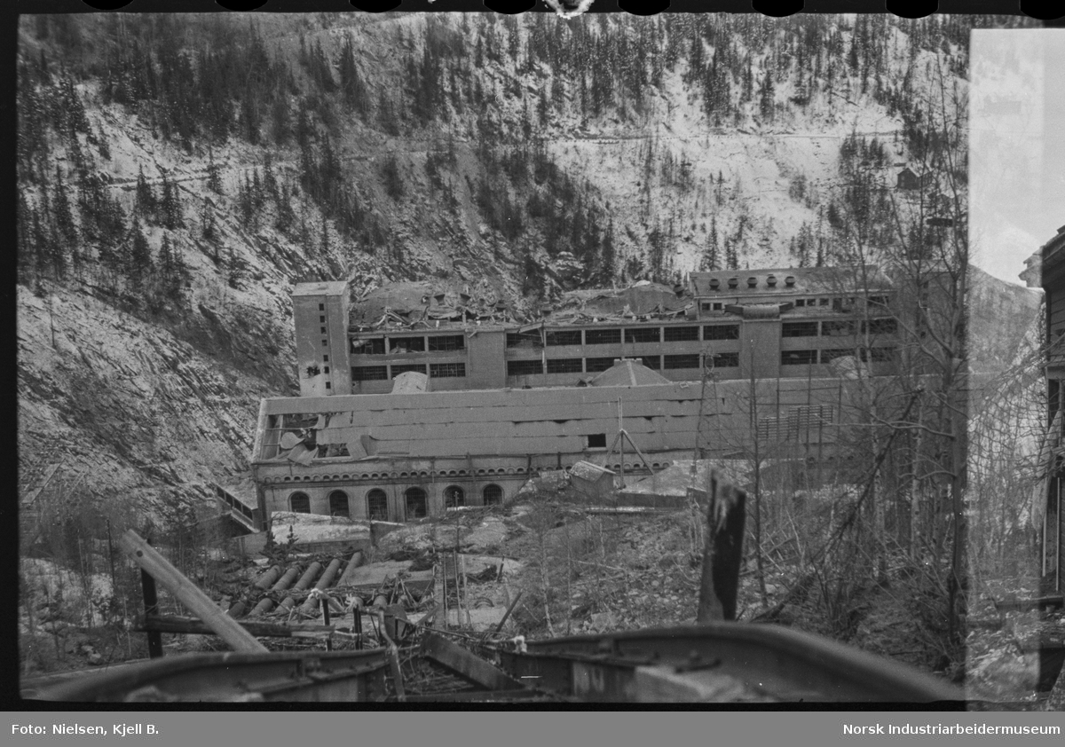 Ødeleggelser på takene til Vemork kraftstasjon og Hydrogenfabrikken (Vannstoffen) og rørgata etter alliert bombing 16. november 1943.