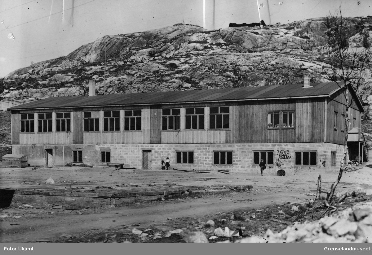 Realskolebrakka med styrerbolig i Kirkenes etter krigen, 1946. Brakka var i bruk helt til 1957.