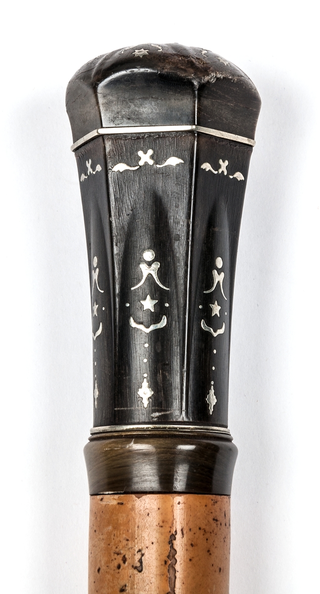 Käpp 1700-tal. Hög doppsko (50 cm), krycka av horn med silverinläggningar.