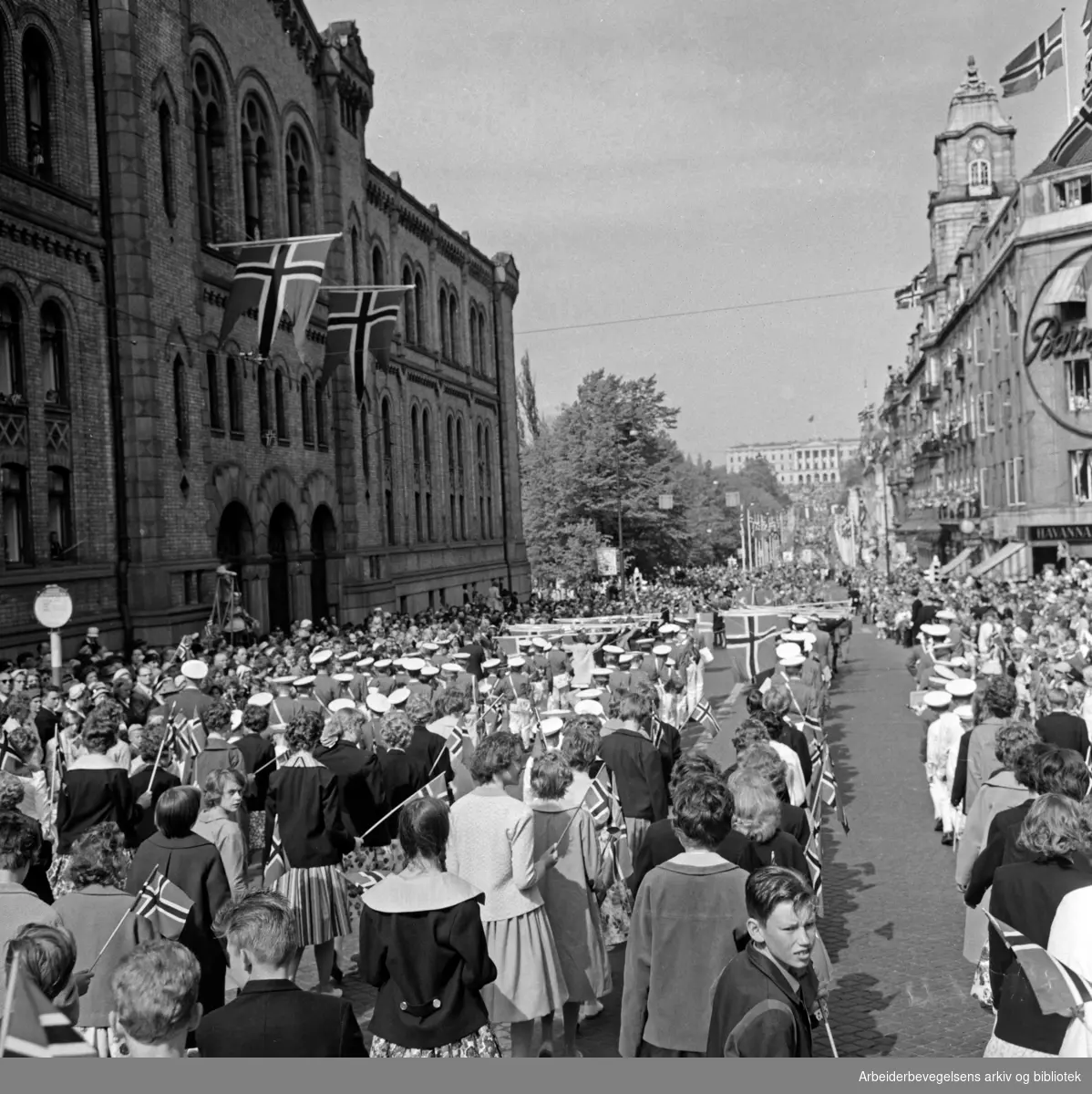Barnetoget. Flaggborgen passerer Stortinget. 17. mai 1960