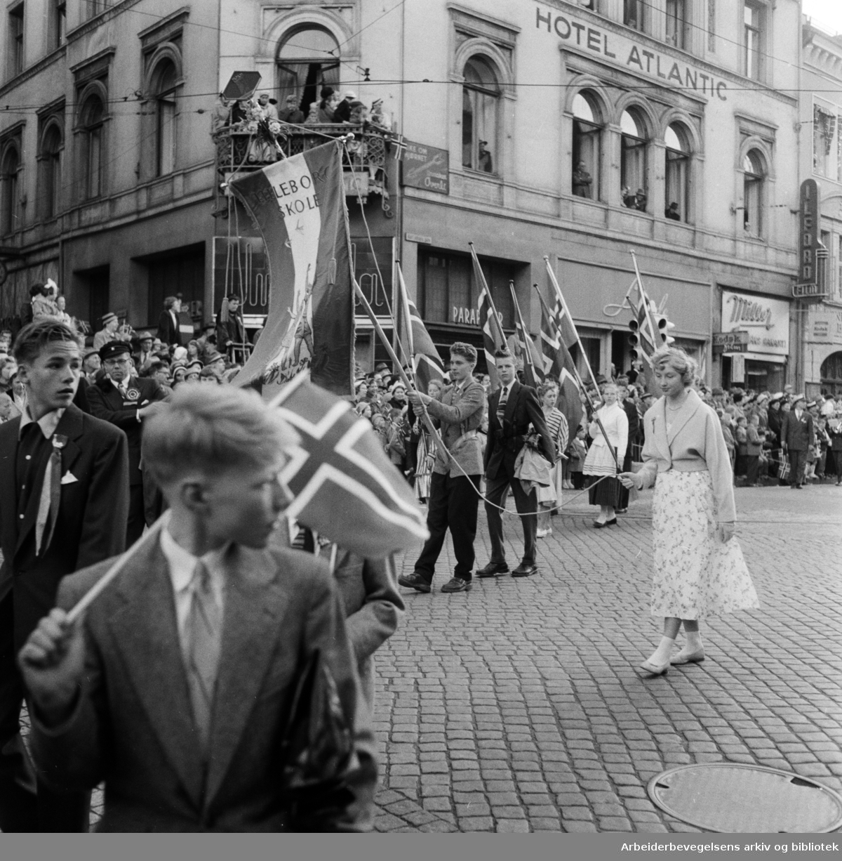 Barnetoget. Fanen til Lilleborg Skole. 17. mai 1957.