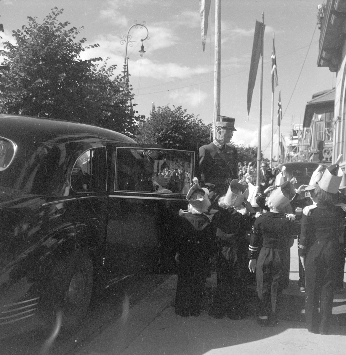 Hamardagen 1946. Kong Haakon VII. ankommer til lunsj i Festiviteten, barn, papirhatter.