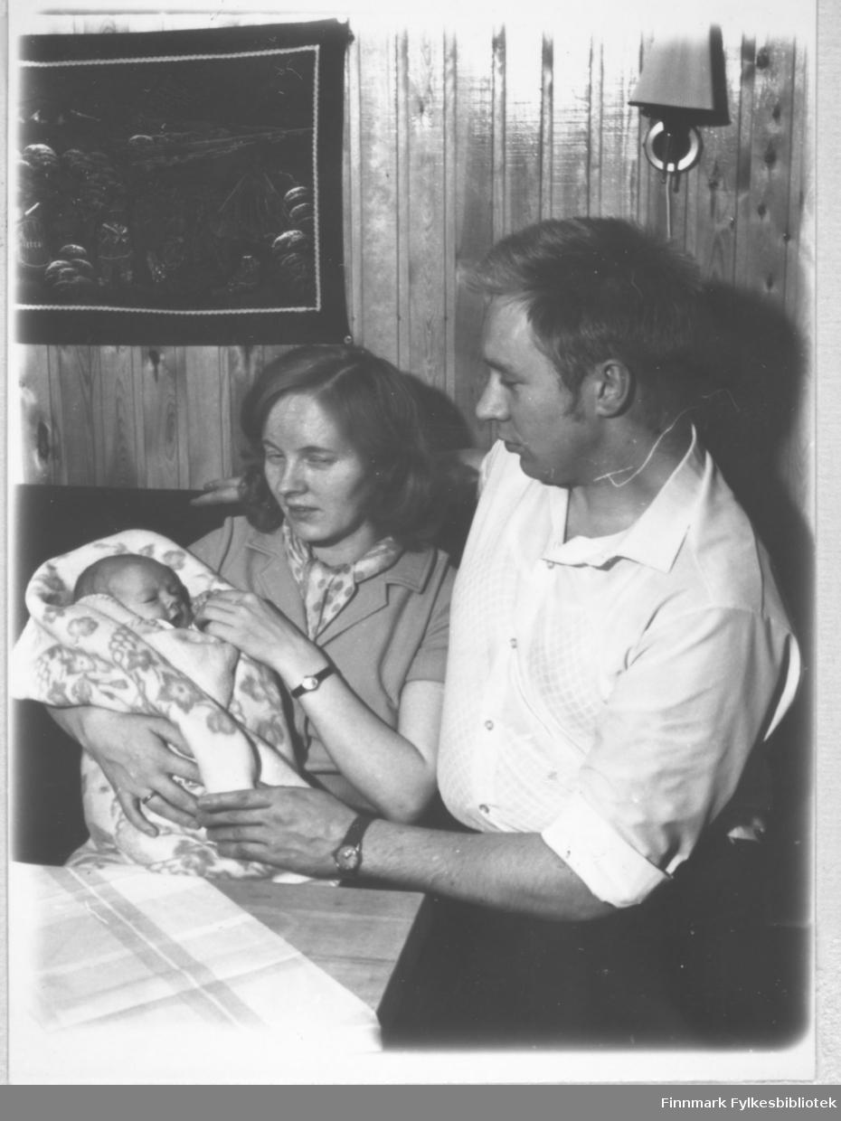 Anna Agnethe og Ivar Brynjulf Rushfeldt med sin førstefødte, Lillian Elisabeth. Bildet er tatt i stua der familien bodde, hos Kirsten Svineng i Karasjok.