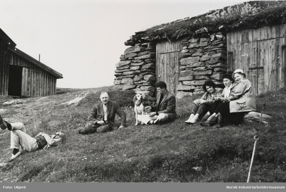 James Coward, "Stolt", Arthur Schanche, Eva Glotzovà, Helga Fjeld Engebrethsen og Hedvig Schanche sitter utenfor steinhytte på fjellet