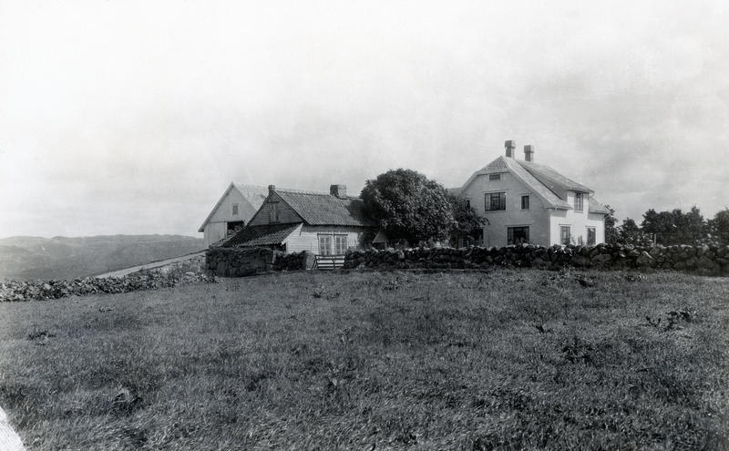 Det gamle jærhuset på Lende sto noen år ved siden av Johannes Lendes nybygde våningshus og driftsbygning før det ble flyttet til Norsk Folkemuseum. Fotografi fra 1933. (Foto/Photo)